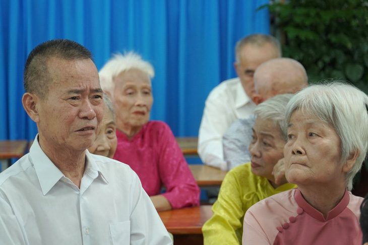 Ông Hoàng Văn Tôn, cựu giảng viên Trường đại học Giao thông vận tải, không thể ngăn nổi những giọt nước mắt vì xúc động - Ảnh: NVCC