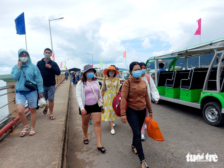 Do ảnh hưởng thời tiết xấu nên phà, tàu cao tốc từ đất liền đi Phú Quốc, Nam Du (huyện Kiên Hải) tạm thời ngưng chạy hôm nay - Ảnh: CHÍ CÔNG