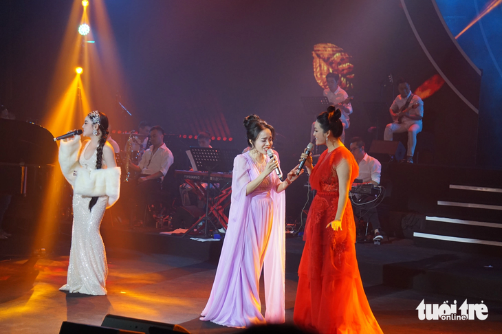Ba nữ giảng viên thanh nhạc Tân Nhàn, Lan Anh, Hương Ly cùng hát Mùa thu vàng của Cung Tiến - Ảnh: T.ĐIỂU