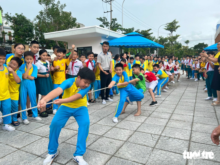 Trường học ở Đà Nẵng bắt trend xin nhận thẻ bảo hiểm y tế thay hoa ngày 20-11