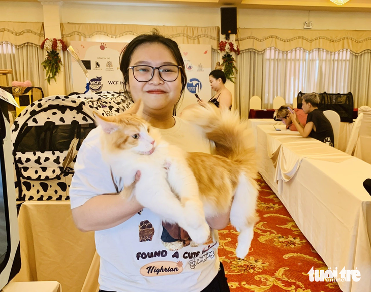 Chị Nguyễn Nhi và bé mèo dự thi năm nay - Ảnh: HOÀI PHƯƠNG