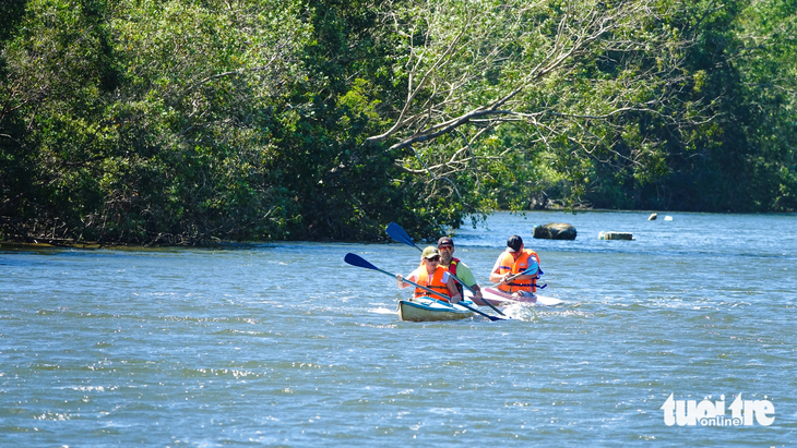 Du khách sẽ chèo thuyền kayak (đoạn sông khoảng 2km) để khám phá nét đẹp tự nhiên và đời sống người dân Phú Quốc - Ảnh: CHÍ CÔNG