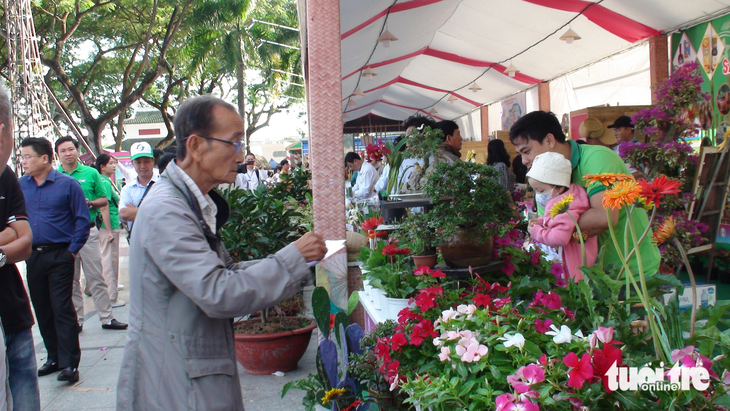 Ngày hội là dịp để các hội quán trưng bày, giới thiệu sản phẩm đặc trưng của địa phương - Ảnh: ĐẶNG TUYẾT