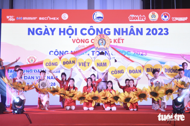 Tiết mục biểu diễn chào mừng Ngày hội công nhân 2023 của Công đoàn Bình Dương - Ảnh: QUANG ĐỊNH