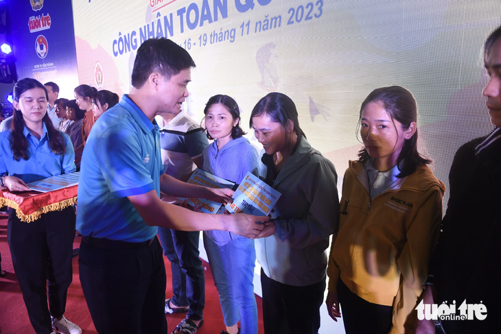 Ông Ngọ Duy Hiểu - phó chủ tịch Tổng liên đoàn Lao động Việt Nam - trao quà cho công nhân có hoàn cảnh đặc biệt khó khăn
