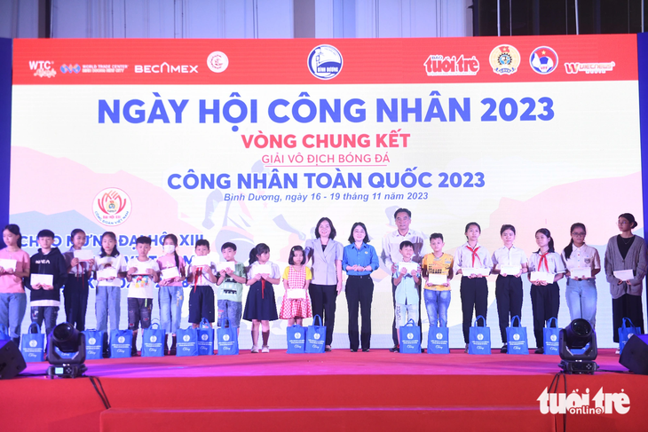 Trao quà cho các em học sinh