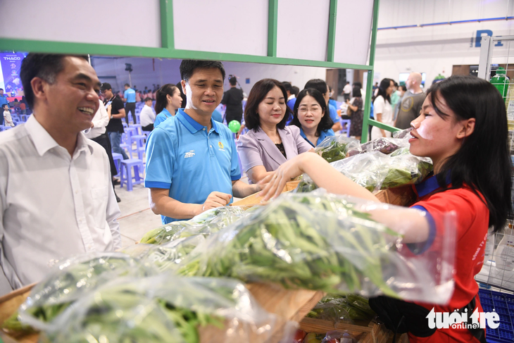 Lãnh đạo Tổng liên đoàn Lao động Việt Nam tham quan gian hàng tại Ngày hội công nhân 2023