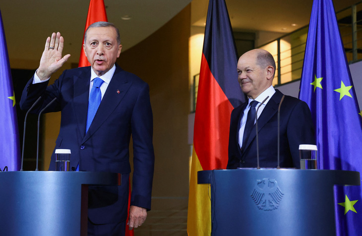 Tổng thống Thổ Nhĩ Kỳ Tayyip Erdogan (trái) và Thủ tướng Đức Olaf Scholz tại cuộc họp báo chung ở Berlin (Đức) ngày 17-11 - Ảnh: REUTERS