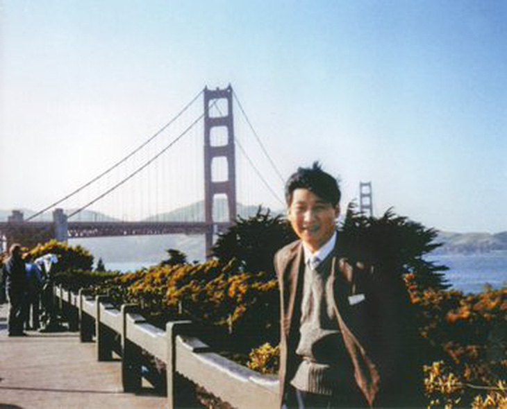 Bức ảnh ông Tập chụp ở cầu Cổng Vàng 38 năm trước - Ảnh: X