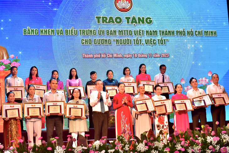 Bà Trương Thị Ngọc Ánh - phó chủ tịch Ủy ban Trung ương Mặt trận Tổ quốc Việt Nam và ông Nguyễn Phước Lộc - phó bí thư Thành ủy TP.HCM - trao bằng khen cho các gương người tốt việc tốt - Ảnh: T.T.D.