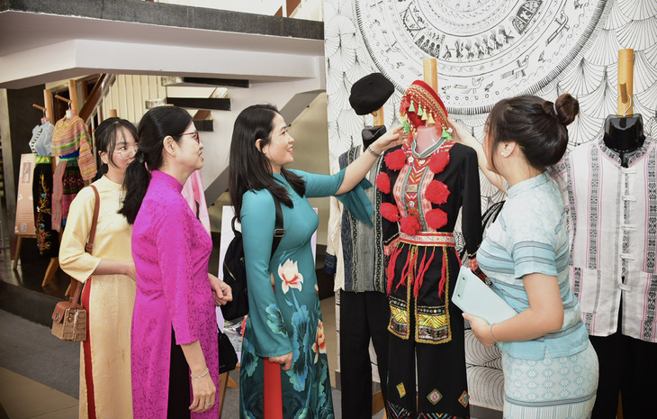 Đông đảo người dân TP.HCM diện áo dài, đến tham quan gian hàng trang phục truyền thống các dân tộc tại ngày hội - Ảnh: T.T.D 