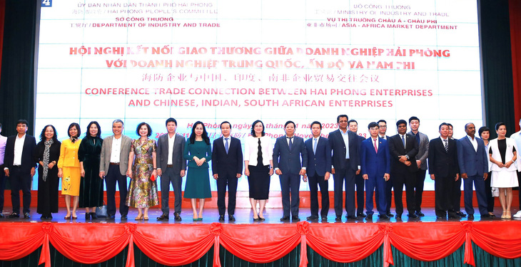 Các đại biểu chụp hình lưu niệm trong chương trình kết nối giao thương doanh nghiệp Hải Phòng với các quốc gia Trung Quốc, Ấn Độ và Nam Phi - Ảnh: Đ. THANH