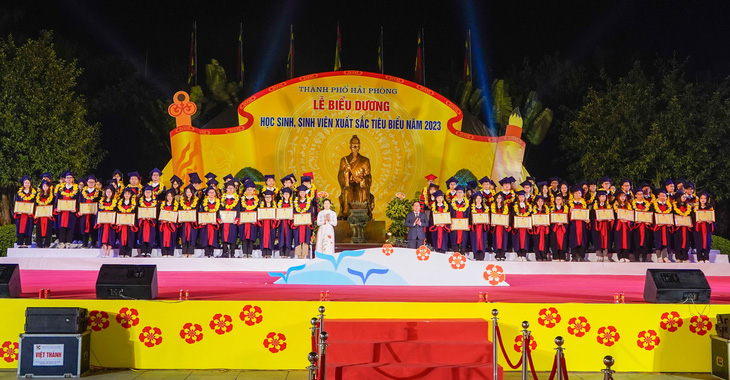 Đêm 18-11, Hải Phòng tổ chức tuyên dương 132 học sinh, sinh viên tiêu biểu năm 2023 tại khu di tích quốc gia đền thờ Trạng Trình Nguyễn Bỉnh Khiêm tại huyện Vĩnh Bảo - Ảnh: HOÀNG HẢI