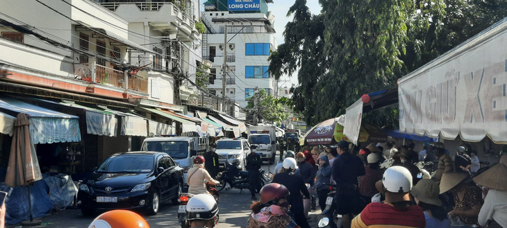 Công an TP Phan Thiết đảm bảo an ninh trật tự để công bố các quyết định khởi tố vụ án, khởi tố bị can với Ngô Thị Loan Chi - Ảnh: MAI THỨC