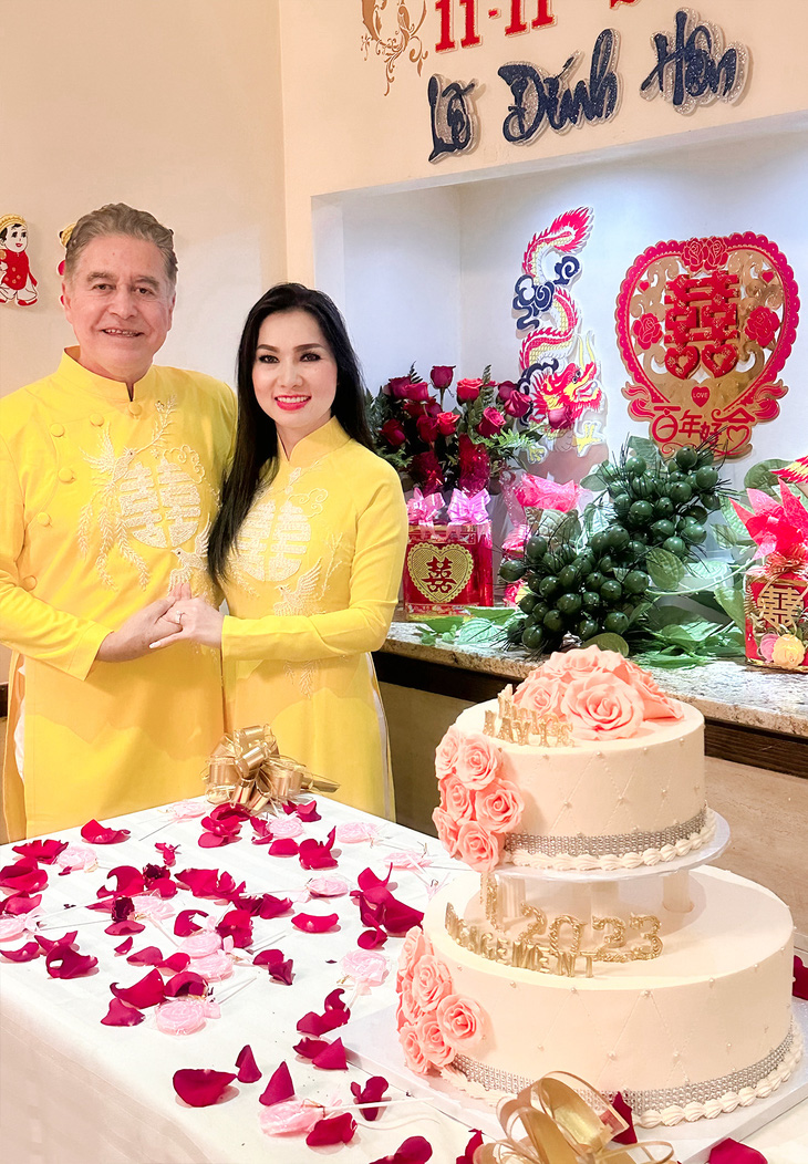 Ca sĩ Kavie Trần và chồng tương lai CEO diện áo dài truyền thống trong lễ đính hôn tại Mỹ - Ảnh 2.