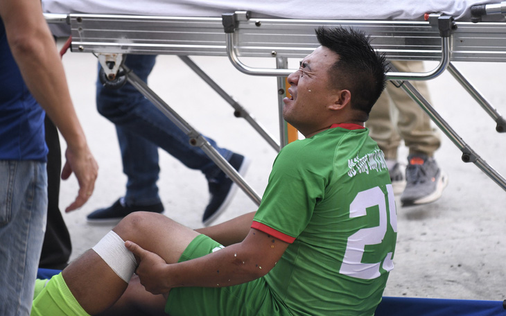 Vua phủi Nguyễn Văn Cáp chấn thương nặng ở giải bóng đá công nhân