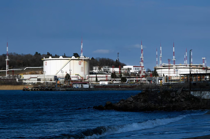 Nhà máy lọc dầu Lukoil của Nga ở thành phố Burgas, trên bờ Biển Đen, Bulgaria - Ảnh: POLITICO