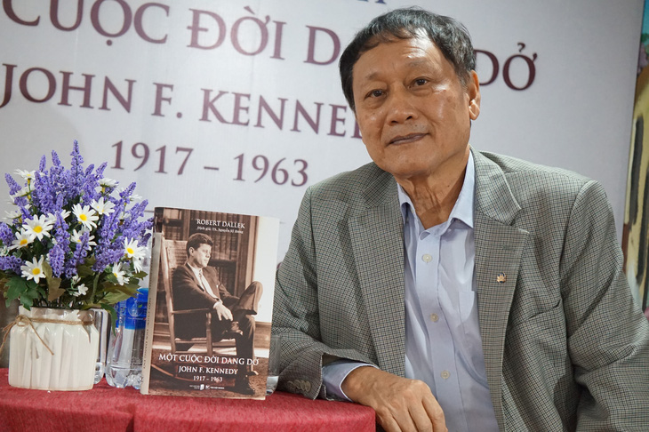 Ông Nguyễn Sỹ Hưng và cuốn sách về Kennedy trong buổi ra mắt cuốn sách - Ảnh: T.ĐIỂU