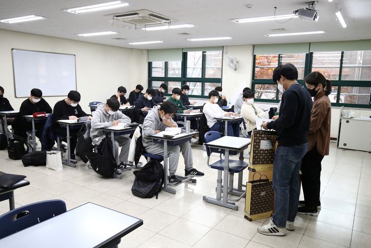 Học sinh Hàn Quốc làm bài kiểm tra. Ảnh: Chung Sung-Jun/REUTERS