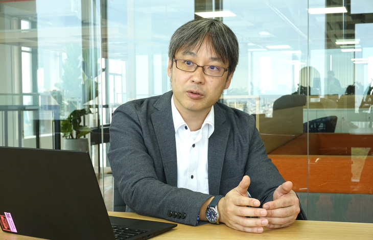 Ông Hiroaki Ishihara trong cuộc trò chuyện với phóng viên Tuổi Trẻ vào ngày 17-11 - Ảnh: NGHI VŨ
