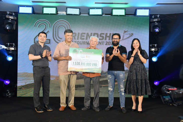 Đại diện Suntory PepsiCo Việt Nam trao số tiền gây quỹ được từ giải Golf Hữu Nghị lần thứ 20 cho Hội Bảo trợ Bệnh nhân nghèo TP.HCM