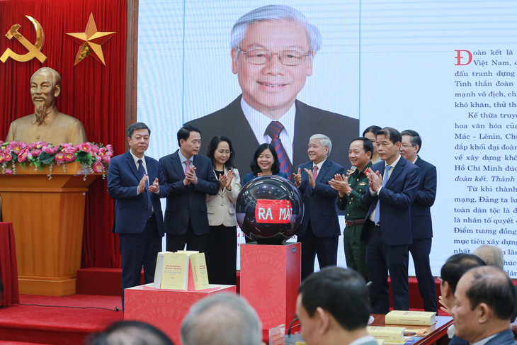 Các đại biểu bấm nút ra mắt sách cuốn sách của Tổng bí thư Nguyễn Phú Trọng và phát hành bản ấn phẩm điện tử - Ảnh: HÀ QUÂN