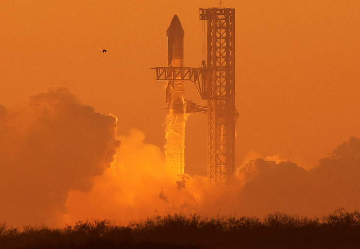 Tên lửa đẩy SpaceX mang theo tàu vũ trụ Starship rời bệ phóng ngày 18-11 - Ảnh: REUTERS