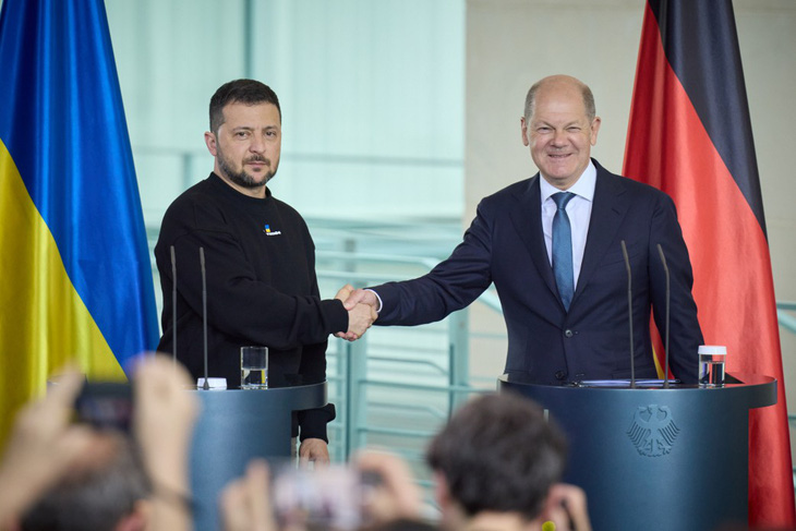 Tổng thống Ukraine Volodymyr Zelensky (trái) bắt tay với Thủ tướng Đức Olaf Scholz trong chuyến thăm Berlin tháng 5-2023 - Ảnh: Văn phòng Tổng thống Ukraine