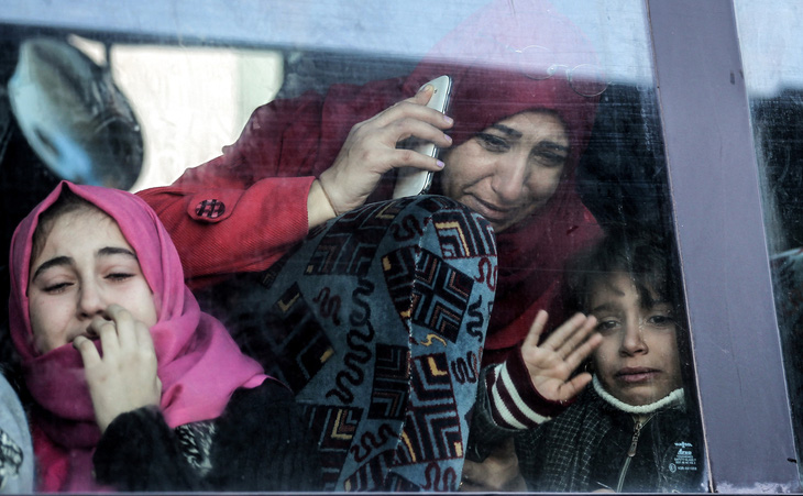 Các gia đình Palestine ở Khan Younis từ biệt người thân để chạy về phía cửa khẩu Rafah với Ai Cập - Ảnh: AFP