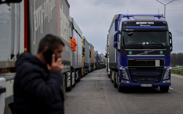 3.000 xe tải kẹt ở biên giới Ukraine do tài xế Ba Lan chặn đường
