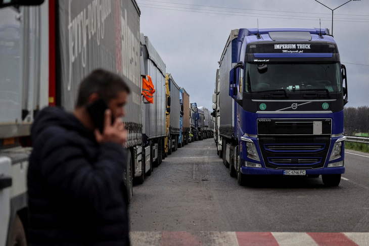 Xe tải chờ qua biên giới Ukraine - Ba Lan tại vùng Lviv, Ukraine ngày 17-4 - Ảnh: REUTERS