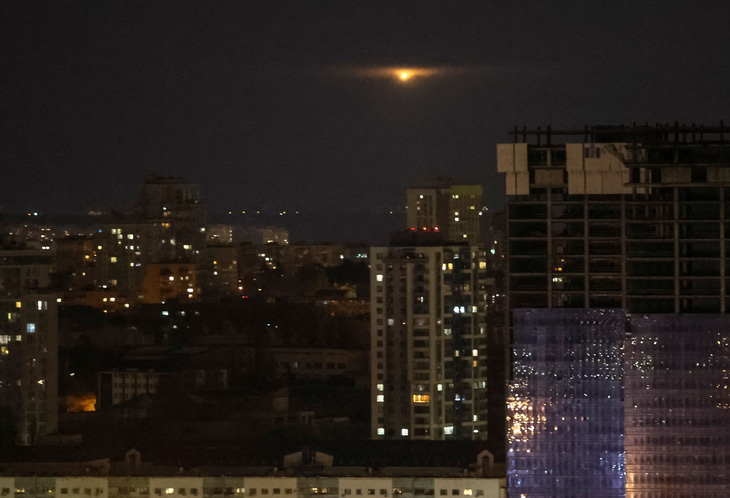 Vệt sáng từ một vụ bắn hạ drone nghi của Nga trên bầu trời thủ đô Kiev (Ukraine) rạng sáng 19-11 - Ảnh: REUTERS