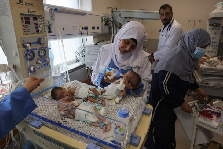 Các bác sĩ chăm sóc trẻ sinh non được sơ tán từ Bệnh viện Al Shifa đến Bệnh viện Emirates ở Rafah, phía nam Dải Gaza ngày 19-11 - Ảnh: AFP