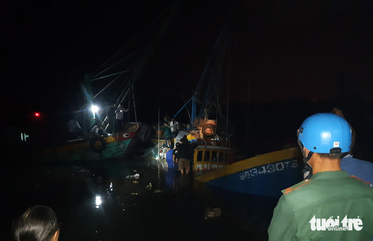 Cơ quan chức năng đang trục vớt đưa tàu đánh cá bị nạn vào nơi neo đậu - Ảnh: ĐOÀN PHÁT
