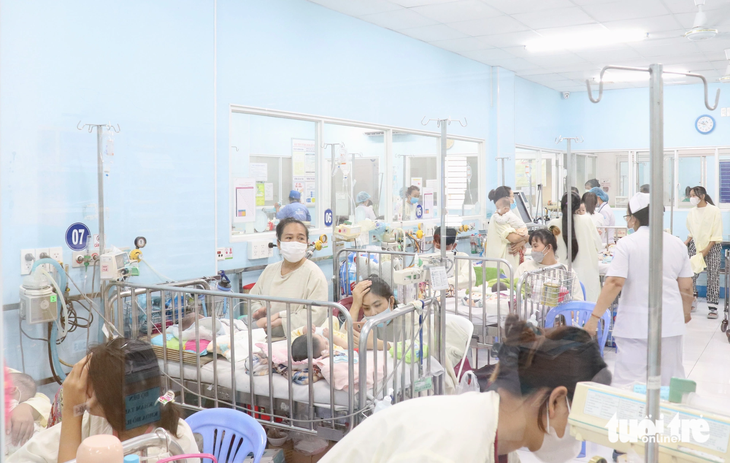 Trẻ mắc bệnh hô hấp điều trị tại Bệnh viện Nhi đồng 1 (TP.HCM) vào thời điểm cuối tháng 10 - Ảnh: XUÂN MAI