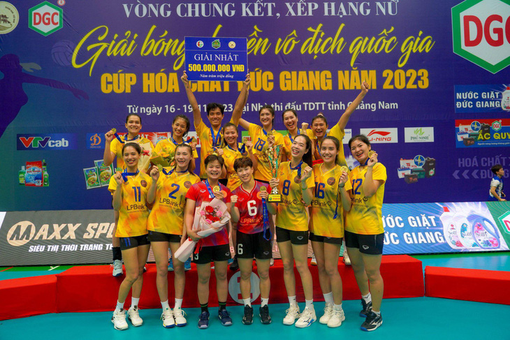 Niềm vui vô địch của đội Ninh Bình LP Bank - Ảnh: H.T