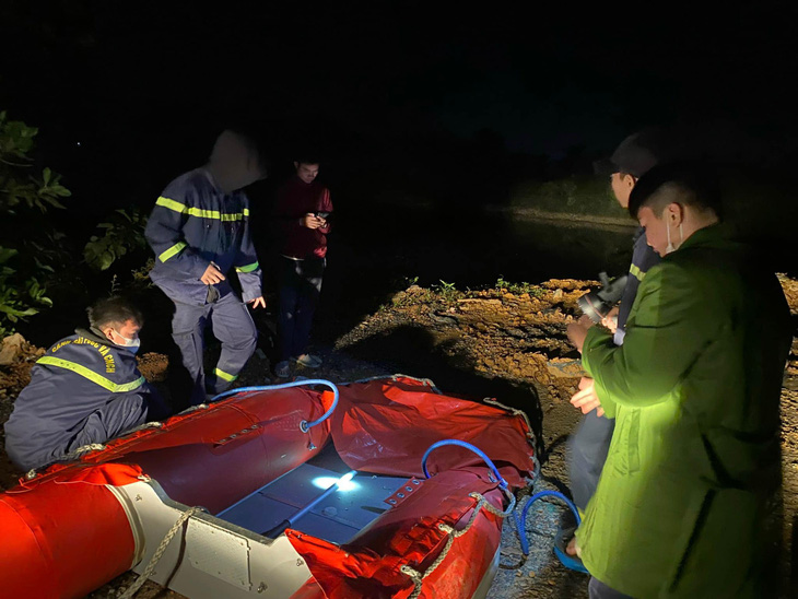 Lực lượng cứu hộ triển khai công tác tìm kiếm các nạn nhân vụ lật thuyền trong đêm 18-11 - Ảnh: N.THẮNG