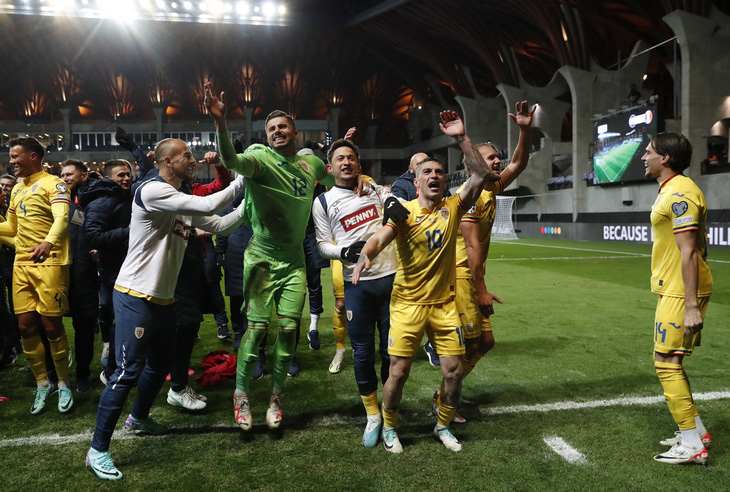 Niềm vui của tuyển Romania sau khi giành vé dự VCK Euro 2024 - Ảnh: REUTERS