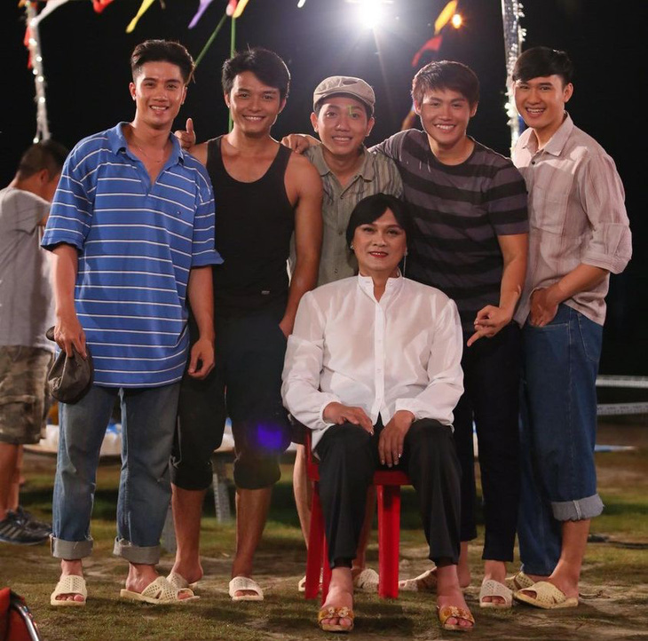 Diễn viên Lê Minh Thành (thứ hai từ trái qua) và thầy Hữu Châu khi đóng phim Lô tô - Ảnh: FBNV