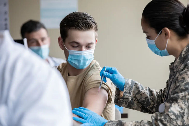 Một binh sĩ Mỹ đang được tiêm vắc xin ngừa COVID-19 - Ảnh: BUSINESS INSIDER