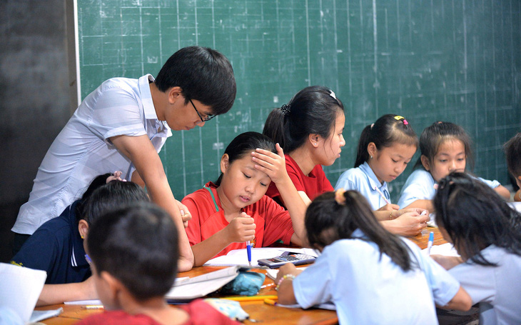 Vợ chồng thầy Cầm và cô Nhung đã dành nhiều công sức dạy dỗ các học trò nghèo mỗi tuần ba buổi (ảnh chụp năm 2020)