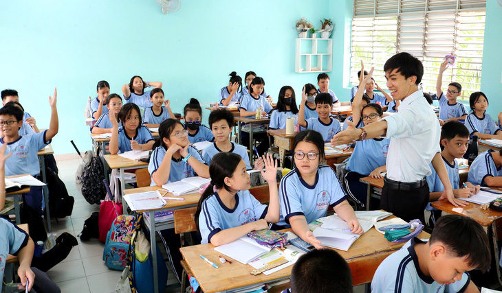 Thầy Nguyễn Đức Cầm trong một tiết học dạy môn toán đầy sôi nổi tại lớp 6/3 trường THCS Bình An