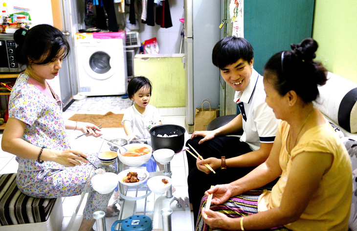 Thuê căn hộ chung cư nhỏ, cả nhà sống cùng ông bà ngoại, kể từ ngày có con nhỏ cô Hồng Nhung tạm dừng dạy lớp học tình thương để lo việc nhà