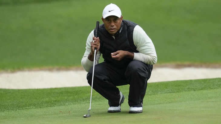 Tiger Woods trở lại thi đấu sau 7 tháng chấn thương - Ảnh: AP