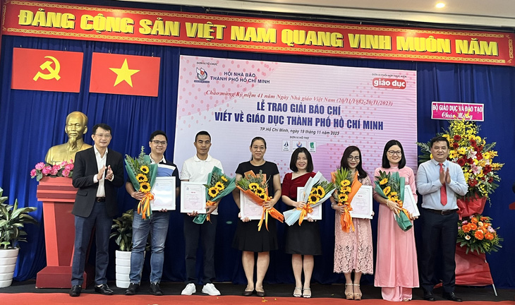 Nhà báo Hoàng Hương (thứ hai từ phải), một trong ba nhà báo của báo Tuổi Trẻ, nhận giải trong lễ trao giải lần này - Ảnh: MỸ DUNG
