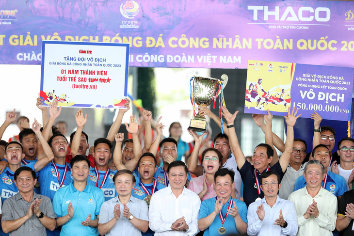 Đội Công đoàn Hải Phòng được nhận phần thưởng 1 năm thành viên Tuổi Trẻ Sao bên cạnh chiếc cúp vô địch Giải vô địch bóng đá công nhân toàn quốc 2023 - Ảnh: NGUYÊN KHÔI