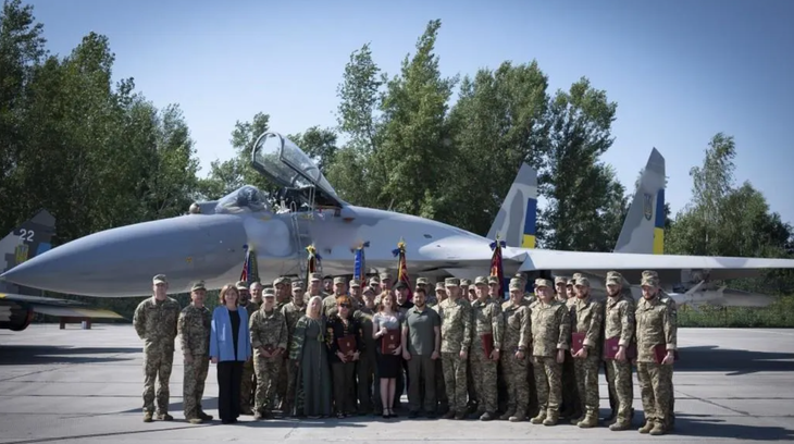 Tổng thống Ukraine Volodymyr Zelensky thị sát máy bay Su-27 của không quân Ukraine - Ảnh: KHÔNG QUÂN UKRAINE