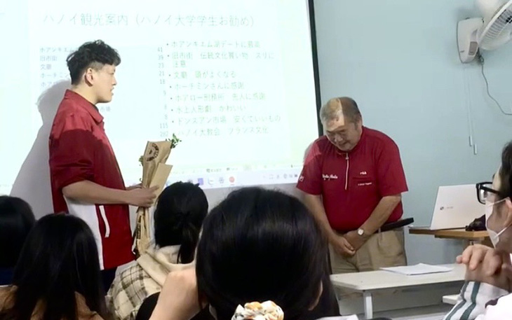 Thầy giáo người Nhật thẹn thùng khi được sinh viên Việt Nam chúc 20-11