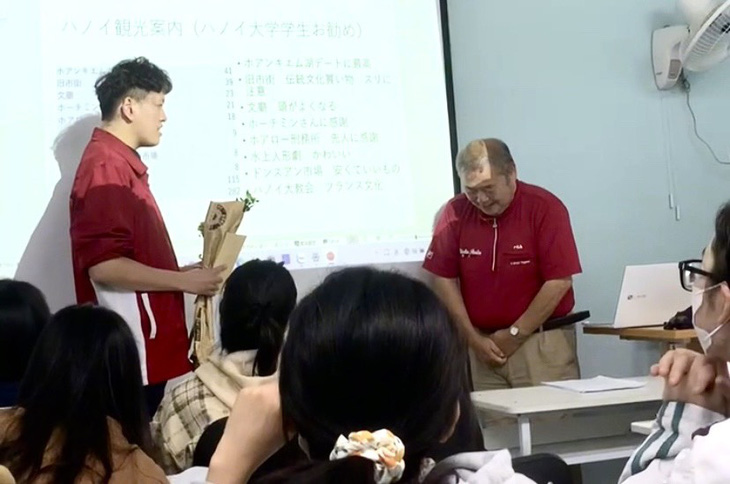 Thầy giáo người Nhật thẹn thùng khi nhận lời chúc 20-11 từ sinh viên Trường đại học Hà Nội - Ảnh: Chụp màn hình
