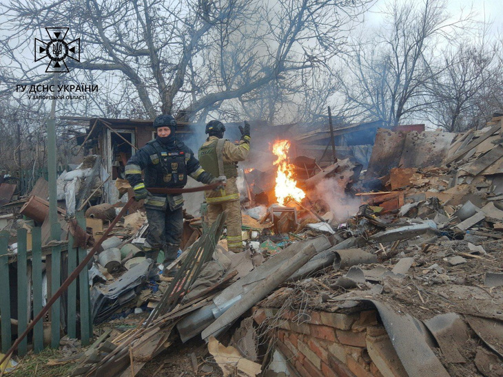 Nhiều ngôi nhà hư hại do drone của Nga tấn công ở vùng Zaporizhzhia, ngày 18-11 - Ảnh: REUTERS